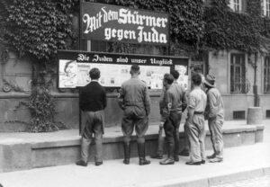 Bundesarchiv_Bild_133-075,_Worms,_Antisemitische_Presse,__Stürmerkasten_.jpg